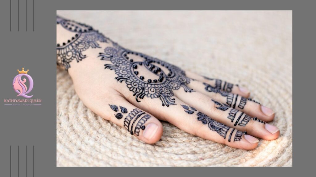 Bold Arabic mehndi design with curves and paisley pattern