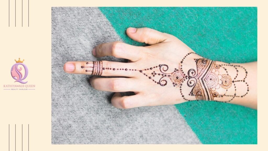 Basic round mehndi pattern in center of palm – traditional and simple